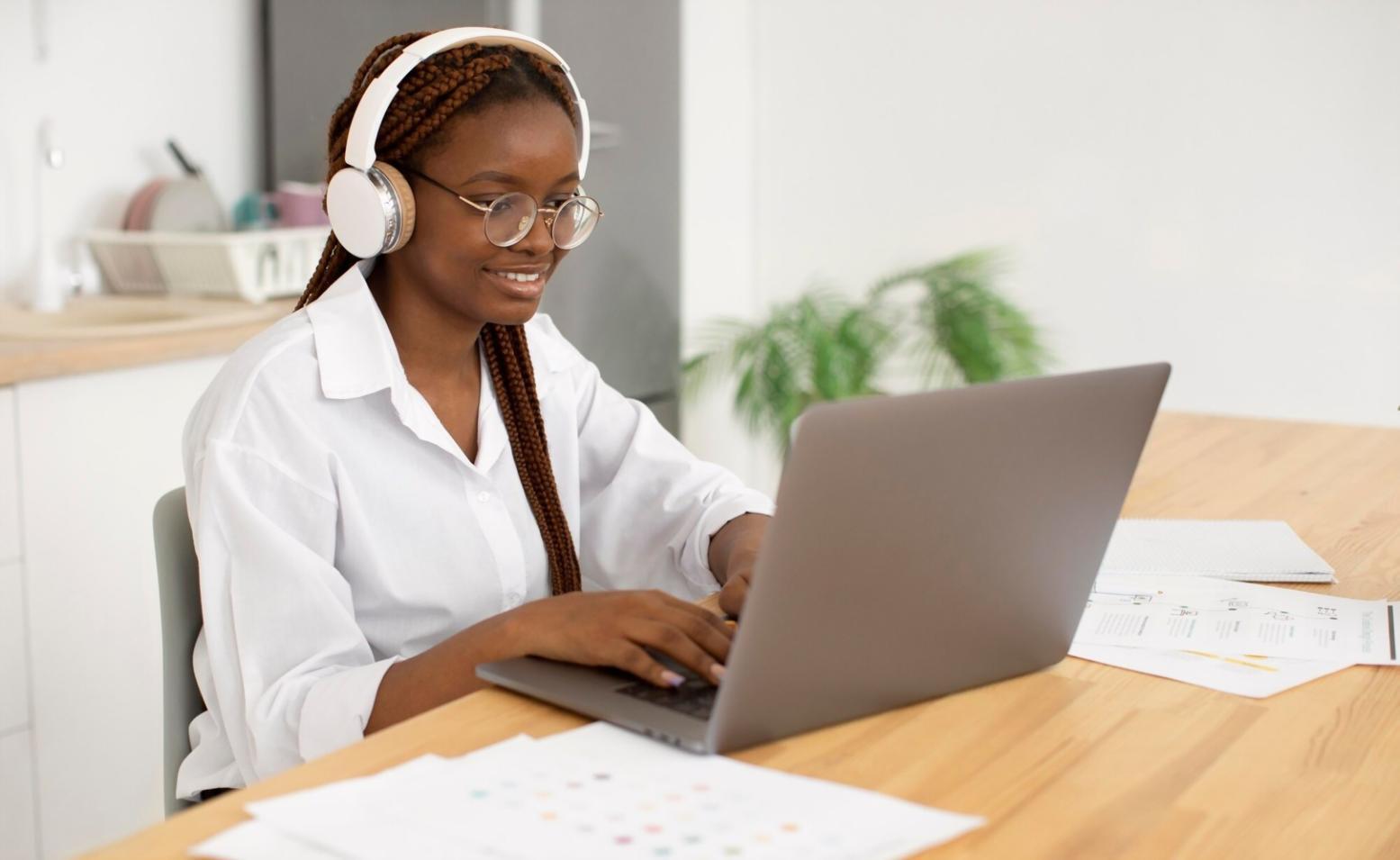 Moderne Arbeitsplatz-Setup für Remote-Lernen in der Finanzanalyse